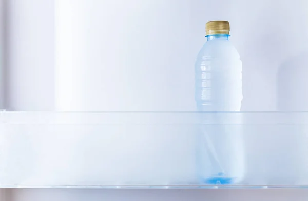 Uma garrafa fria de água potável no refrigerador — Fotografia de Stock