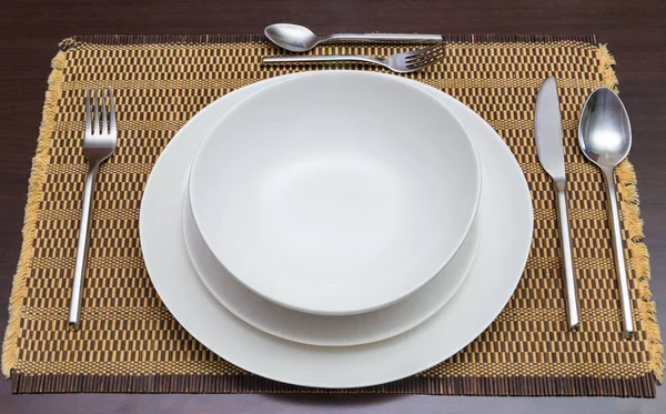 Üres wihte vacsora tányérok és poharak a sötét fa étkező lapon — Stock Fotó
