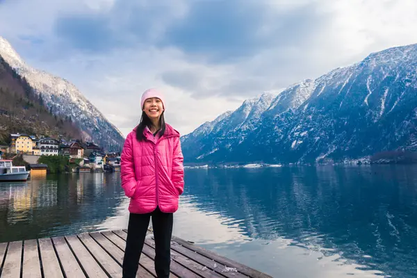 Pembe Kış bez staning bir göl ile blu tarafından mutlu Asyalı kız — Stok fotoğraf