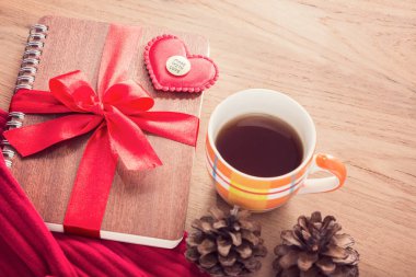 Sevgililer ya da aşk teması, keçe kalp ve düğme si ile yapılan seviyorum