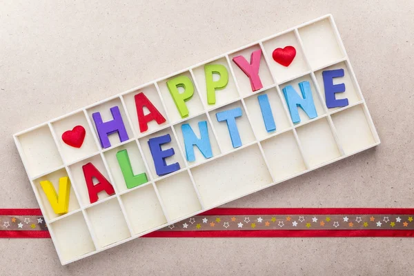 Felices alfabetos de San Valentín en caja de madera con cinta de colores y — Foto de Stock