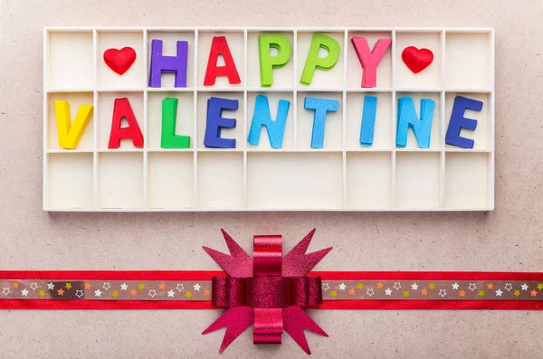 Felices alfabetos de San Valentín en caja de madera con cinta de colores y — Foto de Stock
