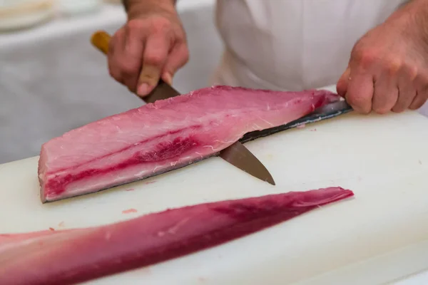 Japonês chef de corte e corte de peixe fresco para fazer sashimi e — Fotografia de Stock