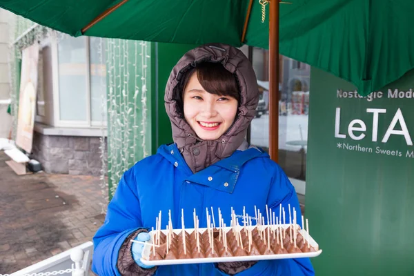 Otar çikolata dükkanı önünde duran mutlu Japon kadın — Stok fotoğraf