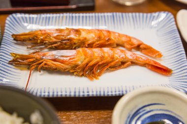 Bir plaka üzerinde iki ızgara karides