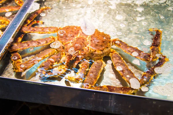 Cangrejo rojo vivo de gran tamaño, tarabagani, en recipiente de agua en — Foto de Stock