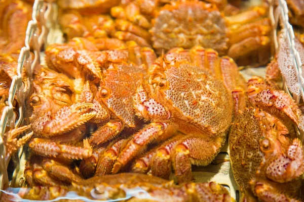 Cangrejos o cangrejos peludos en un recipiente de agua en fr japonés — Foto de Stock