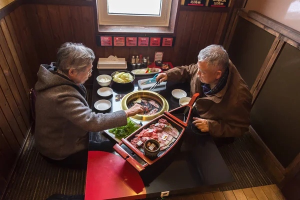 Glad asiatiska äldre par njuter av sin tid att äta på en Japan — Stockfoto