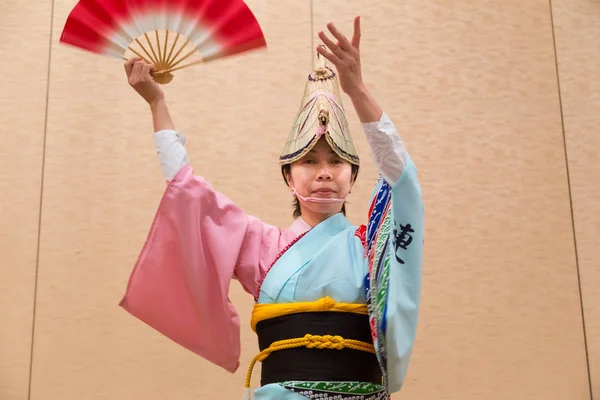 Japanse vrouw in Japanse klederdracht uitvoeren van lokale da — Stockfoto