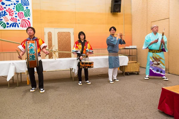 Japanse lokale artiesten uitvoeren van traditionele lokale Japans — Stockfoto