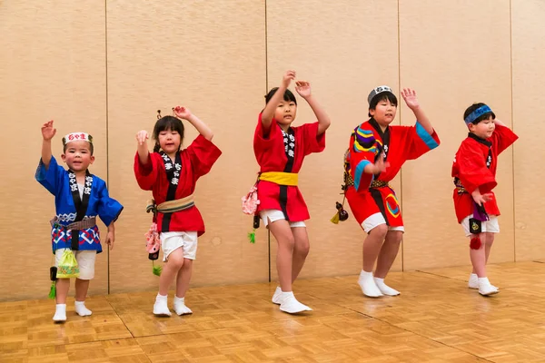 Japanse lokale artiesten uitvoeren van traditionele lokale Japans — Stockfoto