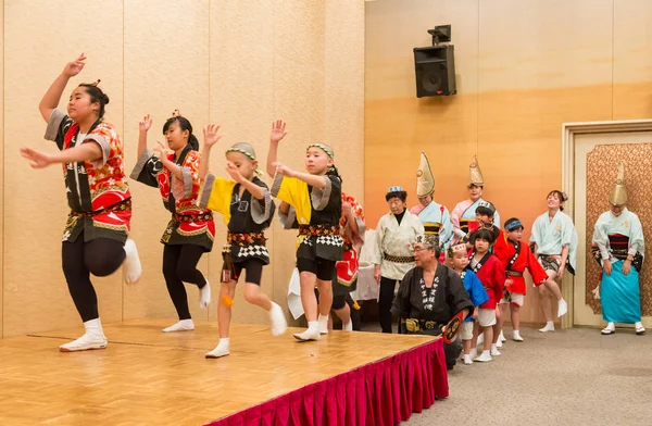 Japanse lokale artiesten uitvoeren van traditionele lokale Japans — Stockfoto