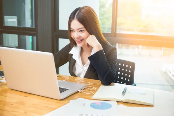 Joven feliz asiático negocio mujer compras en línea en su ordenador portátil c — Foto de Stock