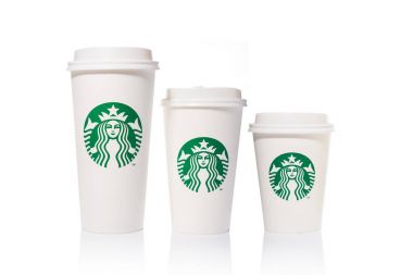 Chiang Mai, Tayland - 24 Şubat 2018 - Starbucks kahve kağıt bardak 3 boyutları, uzun boylu, Grande ve Venti, yan yana beyaz arka plan üzerinde 24 Şubat 2018 Chiang Mai, Tayland yerleştirilir