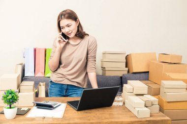 Onun ev h için konuşmaktan genç mutlu Asya online iş kadın