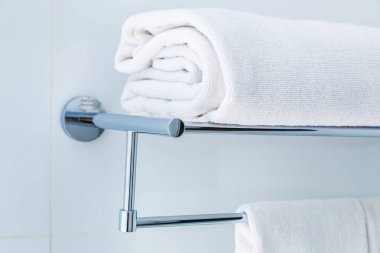 Katlanmış beyaz banyo Havlu Raf bir beyaz üzerinde kapat 