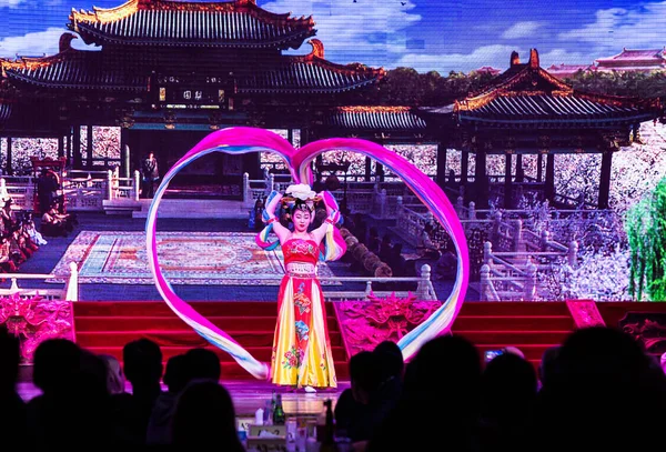 Chinese vrouw danser haar mooie dans in de Tang Dyn tonen — Stockfoto