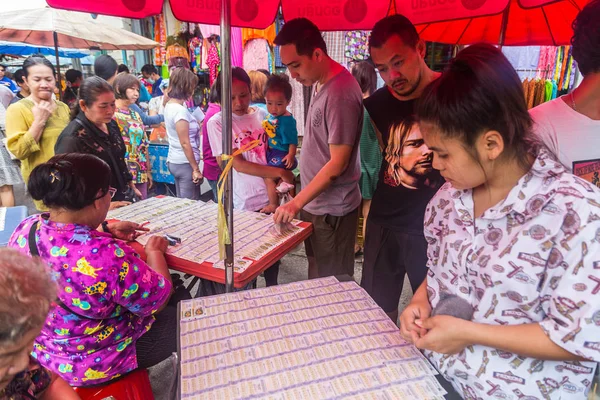 Locali thailandesi in cerca di acquistare una lotteria vincente in un locale ma — Foto Stock