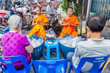 İki genç rahipler bir yerel adlı iki Tay insanlar önünde ilahi 