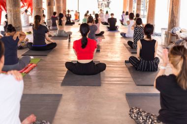 insanlar bir commuinity yerde practic yoga için toplama