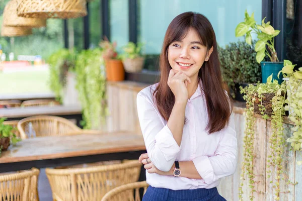 Mutlu ve çekici Asyalı iş kadını gülümsüyor, ofisinin avlusunda dikiliyor. — Stok fotoğraf