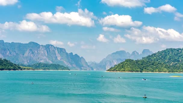 在泰国素拉拉巴德省的Chow Lan Dam或Ratchaprapa Dam 一长串游览船带领游客游览 — 图库视频影像