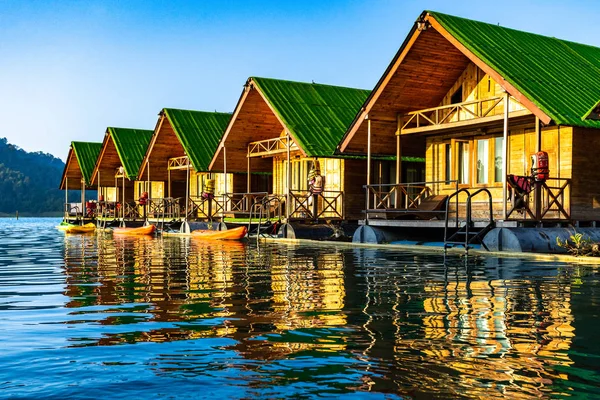 Bangalow flotante en la presa de Ratchaprapa — Foto de Stock