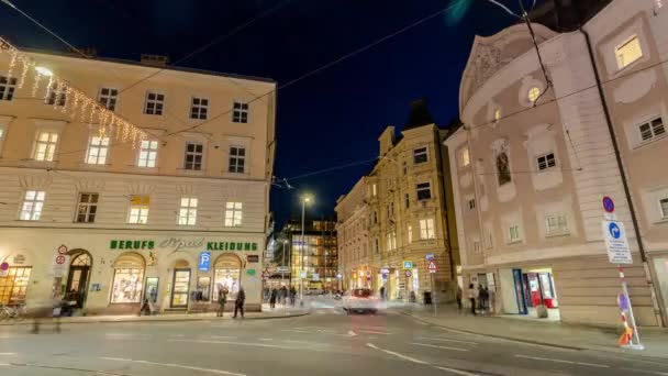 Innsbruck Áustria Dezembro 2019 Carros Pedestres Viajam Noite Centro Innsbruck — Vídeo de Stock