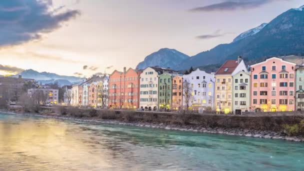 インスブルック オーストリア 12月2019 12月の冬の日没の間にオーストリアのインスブルックのカラフルな建物や川の時間経過19 2019 — ストック動画