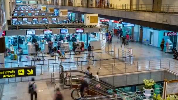 2019年7月9日 2019年7月9日 在泰国曼谷廊曼国际机场办理登机手续的乘客排队等候办理登机手续 — 图库视频影像