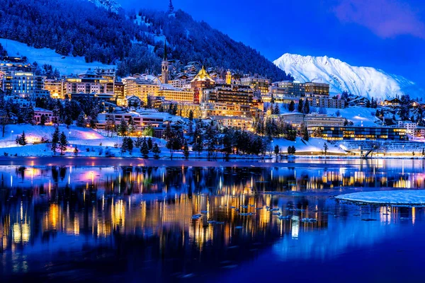Geceleri İsviçre 'deki St. Moritz manzarası