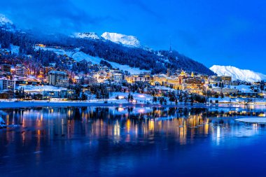 İsviçre 'deki St. Moritz kasabasının güzel gece ışıkları manzarası