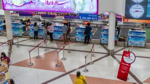 チェンマイ 2020年1月18日 2020年1月18日にタイのチェンマイ国際空港でのフライトを確認するために旅行者が並んでいます — ストック動画