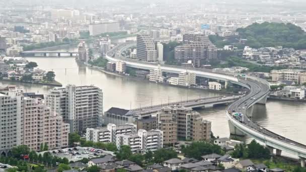 福岡市内のビジネスビルや不動産ビル 高速道路が福岡市内の川を渡ります — ストック動画