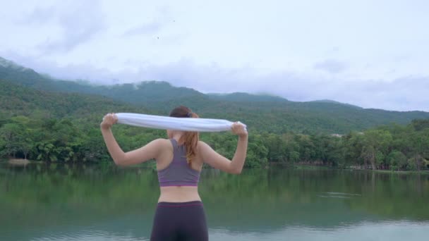 Jovem Mulher Asiática Apto Segurando Sua Toalha Branca Esticando Braços — Vídeo de Stock