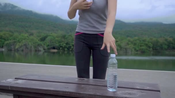 Mujer Asiática Forma Joven Que Detiene Para Beber Agua Limpiarse — Vídeo de stock