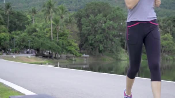Junge Fitte Asiatin Hält Ihren Schnürsenkel Während Ihres Morgendlichen Laufs — Stockvideo