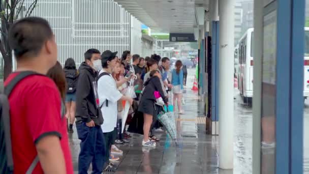 Fukuoka Japan Juli 2019 Japanse Mensen Wachten Hun Bus Bij — Stockvideo