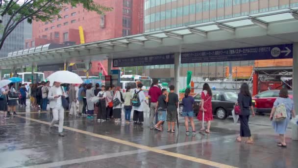 Fukuoka Japão Julho 2019 Japoneses Esperam Por Seu Ônibus Uma — Vídeo de Stock