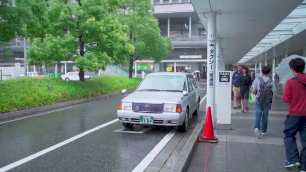 2019年7月13日 2019年7月13日晚 日本福冈的出租车和汽车在Hakata站接送乘客 — 图库视频影像