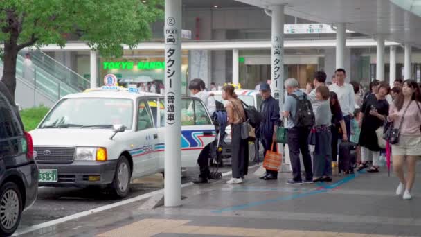 日本福冈 2019年7月13日 日本福冈的出租车于2019年7月13日在客田站接送乘客 — 图库视频影像