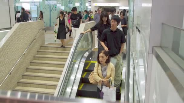 Fukuoka Japán Július 2019 Emberek Használni Mozgólépcsők Menni Fel Emeleten — Stock videók