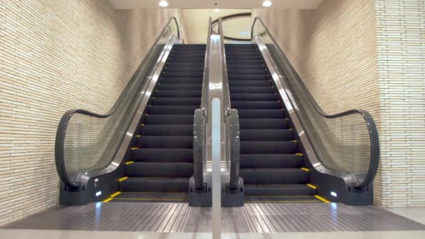 Escaleras Mecánicas Vacías Funcionamiento Una Las Vías Estación Tren Fukuoka — Vídeos de Stock