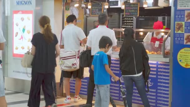 福岡市 2019年7月13日 2019年7月13日 福岡市内の駅近くのパン屋さんでクロワッサンなどのパン屋さんを買う人がいます — ストック動画