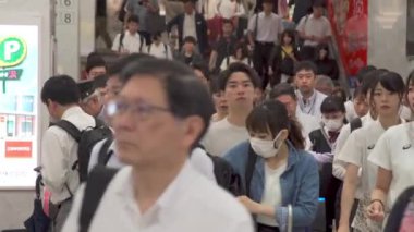 Fukuoka, Japonya - 13 Temmuz 2019 - İnsanlar 13 Temmuz 2019 tarihinde Fukuoka, Japonya 'da bir tren istasyonunun çıkışında yürürler.