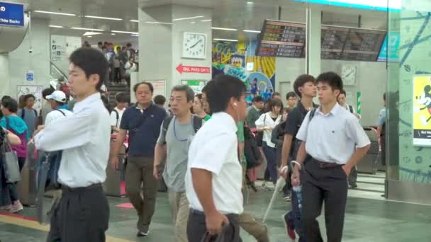 Fukuoka Ιαπωνία Ιουλίου 2019 Άνθρωποι Βγαίνουν Από Την Έξοδο Ενός — Αρχείο Βίντεο