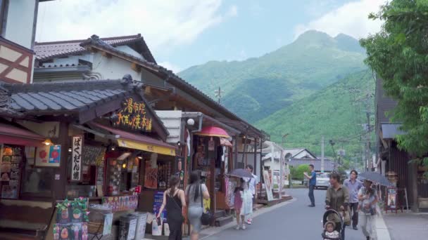 Yufuin Japan Juli 2019 Turister Går Rundt Yufuins Viktigste Handlegate – stockvideo