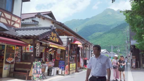 Yufuin Japón Julio 2019 Los Turistas Caminan Por Calle Comercial — Vídeo de stock