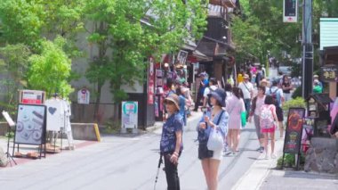 Yufuin, Japonya - 12 Temmuz 2019 - Turistler 12 Temmuz 2019 'da Yufuin' in ana alışveriş caddesinde yürürler.