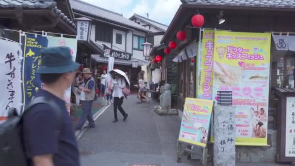 Yufuin Japan Juli 2019 Toeristen Lopen Rond Belangrijkste Winkelstraat Van — Stockvideo